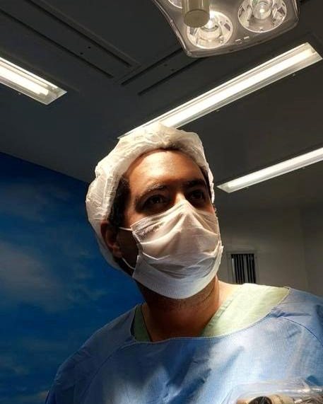 Dr. Carlos Frederico Miranda no centro cirúrgico