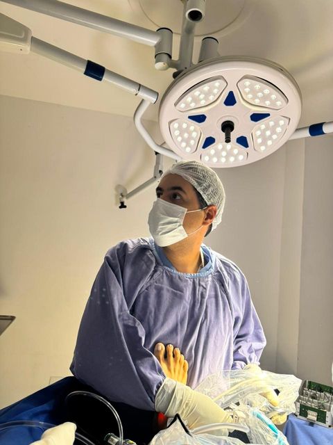 Dr. Carlos Frederico Miranda durante procedimento no centro cirúrgico